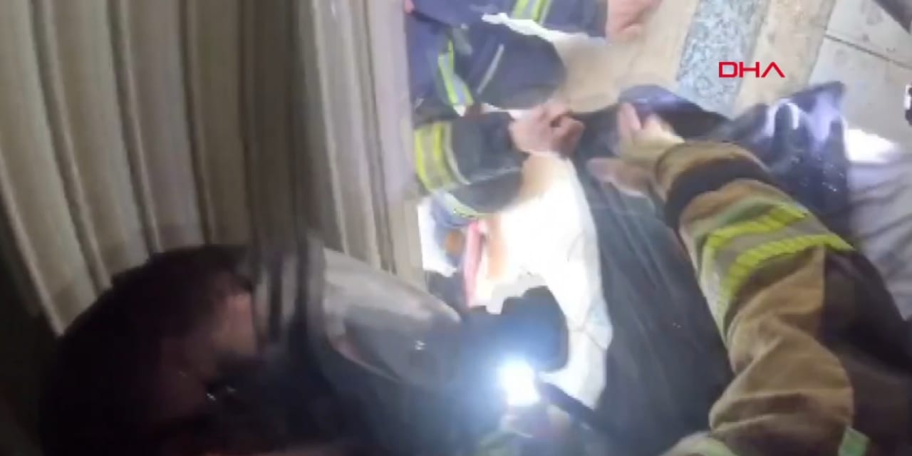 Yangında dumandan bayılan kişiyi itfaiye böyle kurtardı: Zamanla yarış kask kamerasında