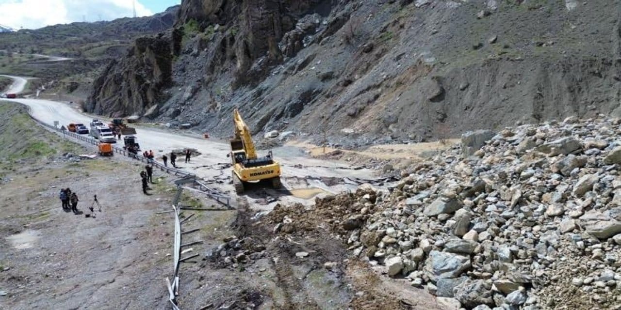Uyarılara rağmen inşa edilen tesisin üstüne yol çöktü: 30 milyon euro toprak altında kaldı!