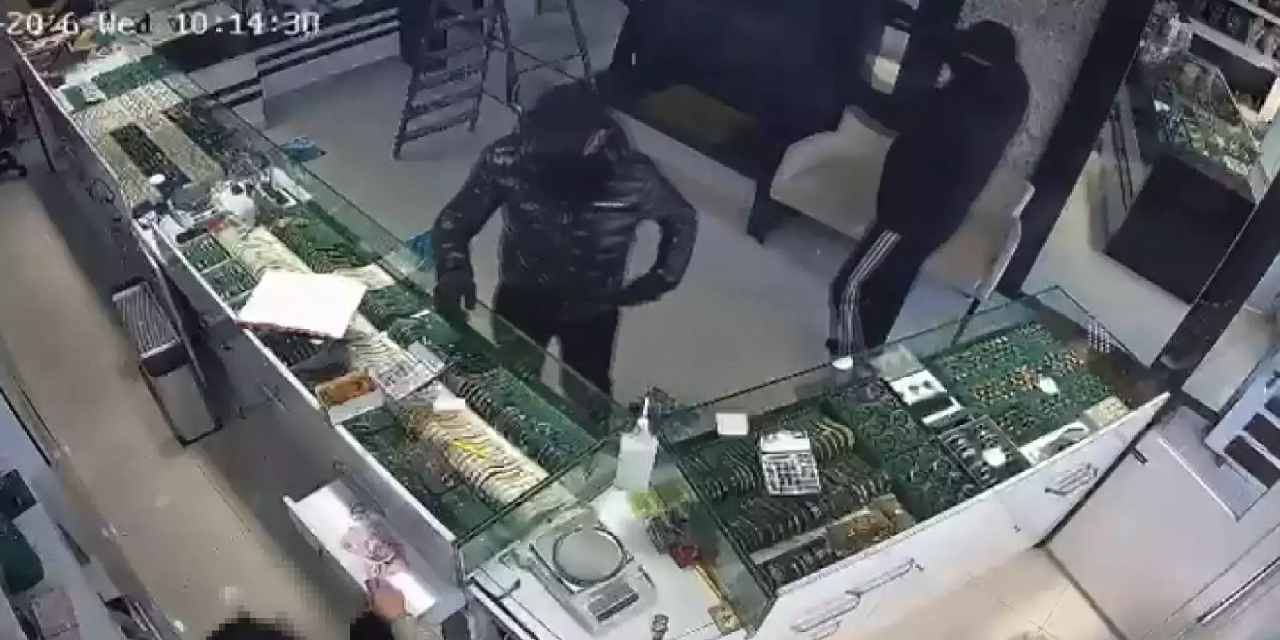 Silahla soymaya geldikleri kuyumcudan çalışanın çığlıklarıyla kaçtılar! O anlar kamerada