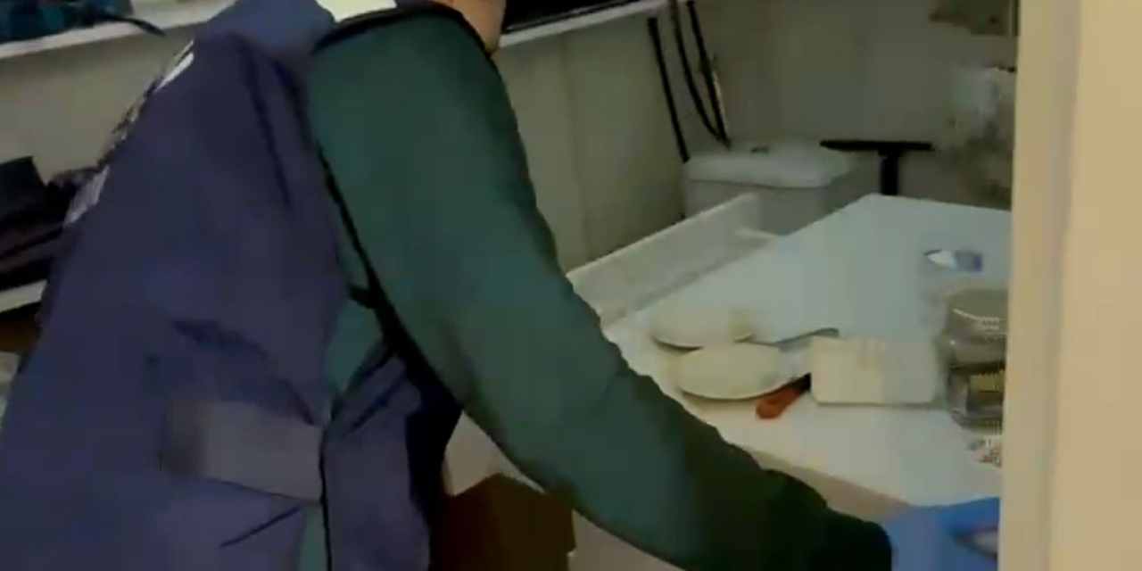 İş yerindeki gizli bölmede 1 milyon makaron ele geçirildi