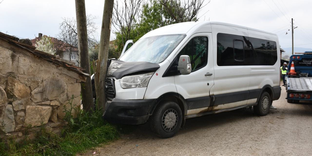 Seyir halindeki öğrenci servisi elektrik direğine çarptı: Yaralılar var!