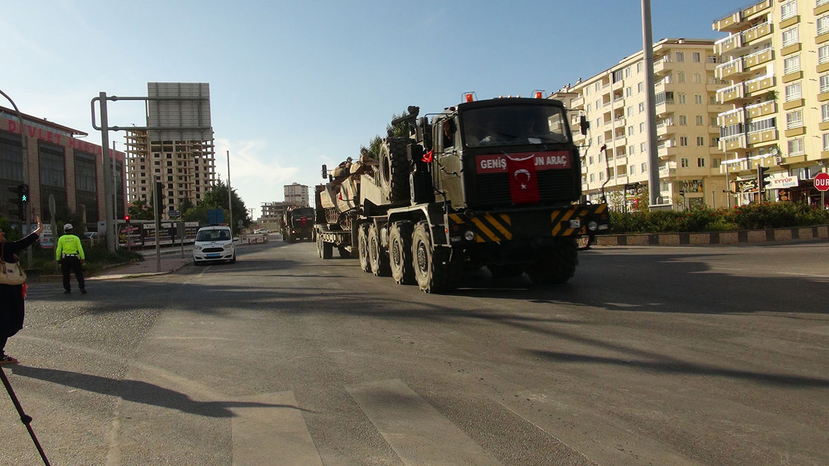 DHA: Askeri konvoylar Suriye'ye hareket etti