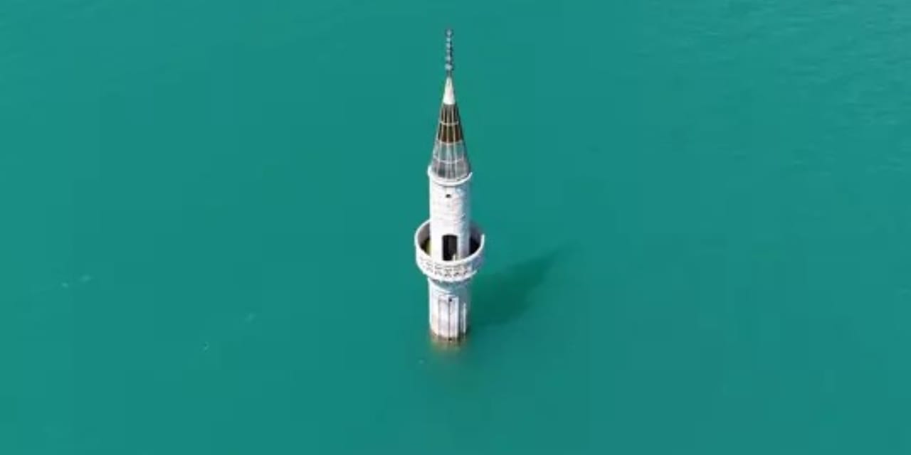 Baraj taştı, köyü yuttu: Geriye sadece minarenin bir bölümü kaldı