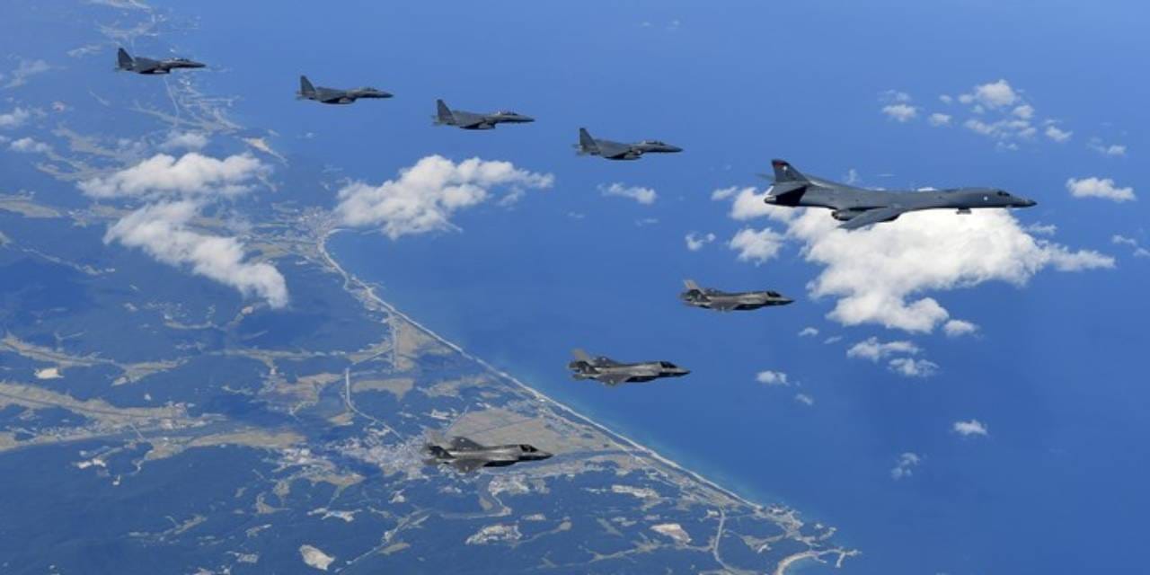 Hatıra karesi pahalıya patladı! Fotoğraf tutkusu iki savaş uçağını çarpıştırdı