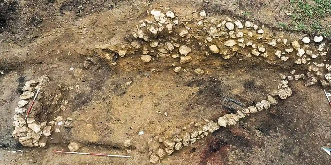 Dedektörlerle hazine avına çıktılar: 3 bin yıllık gömüyü buldular