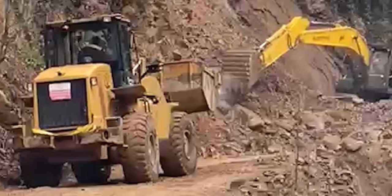 İş makinesi operatörü heyelandan saniyelerle kurtuldu: O anlar kamerada