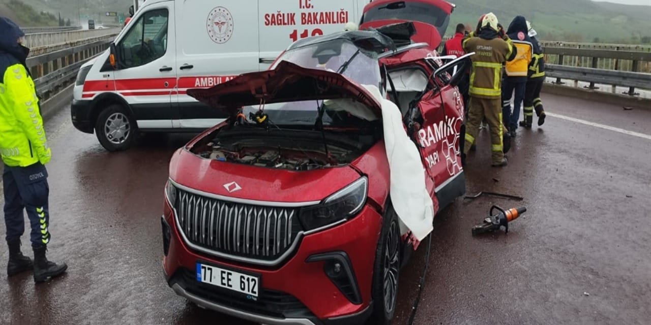 Kontrolden çıkan otomobil TIR’a çarptı: 4 yaralı