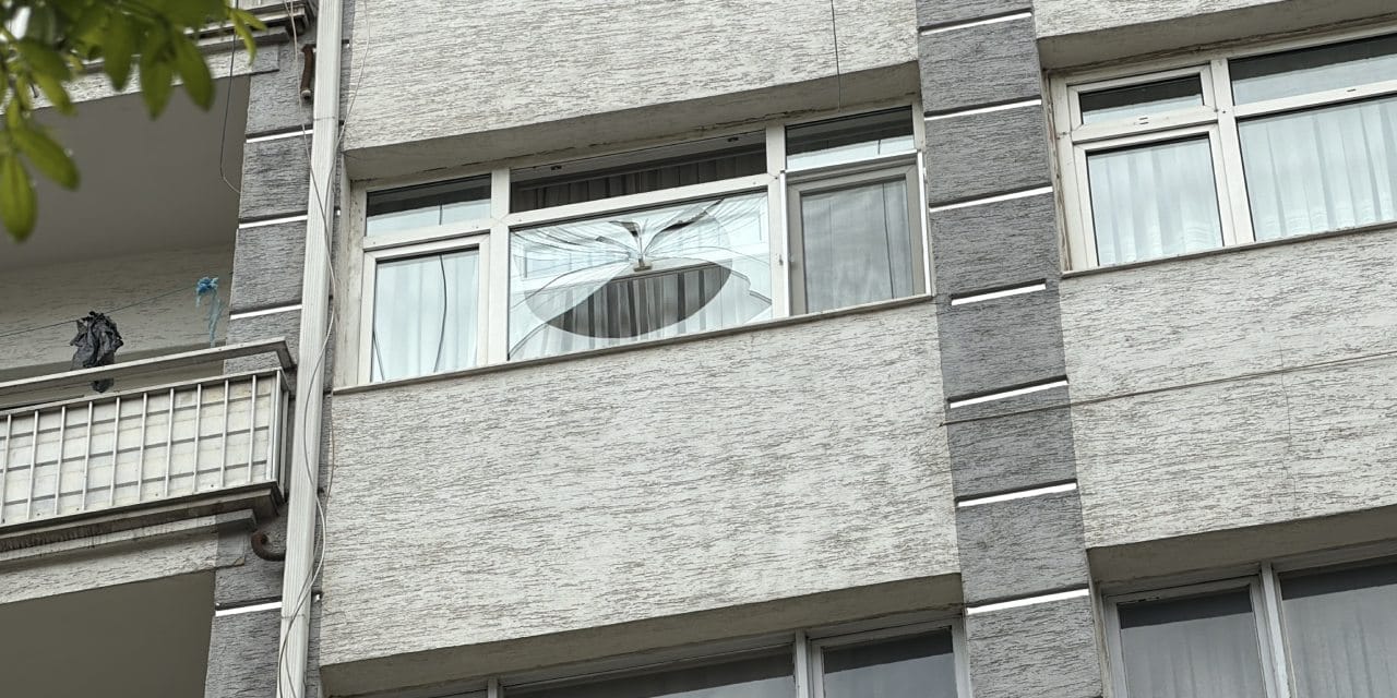 Kaldırımda yürürken hayatının şokunu yaşadı: Kafasına cam parçaları düştü