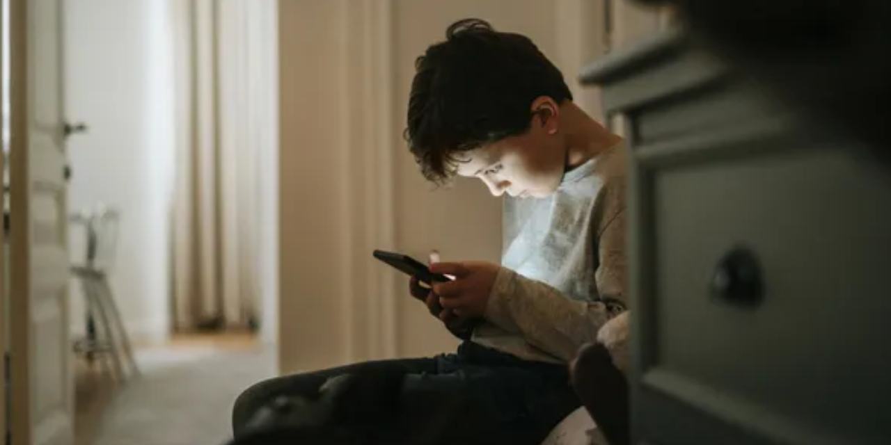 Ekran kullanımı iskelet sistemini tehdit ediyor: İlkokul çağındaki çocuklarda fıtık alarmı!