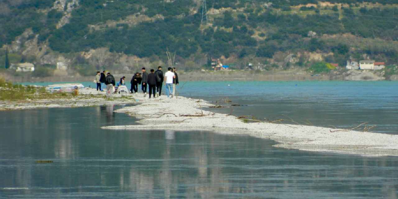 İki yanı suyla çevrili kendiliğinden oluşan yol görenleri şaşırttı