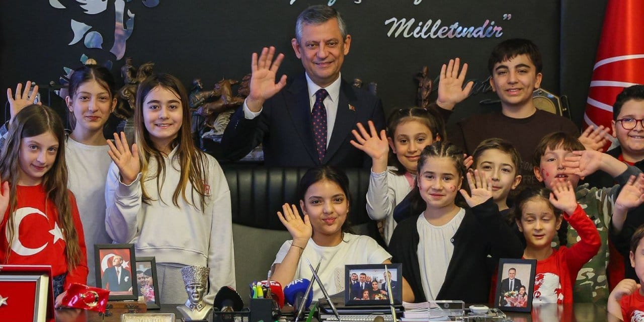 Özgür Özel 23 Nisan'da makam koltuğunu Hataylı Elisa Dok'a devretti