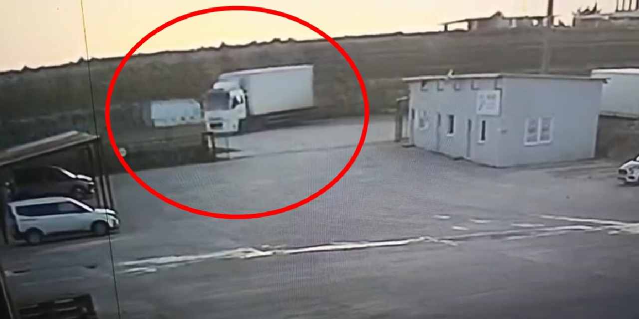 Minibüs dönüş yapmaya çalışan kamyona çarptı! O anlar kamerada