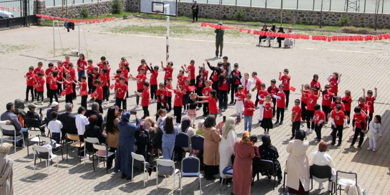 7 öğrencili okul doldu taştı: 77 kişinin katılımı ile 23 Nisan coşkuyla kutlandı