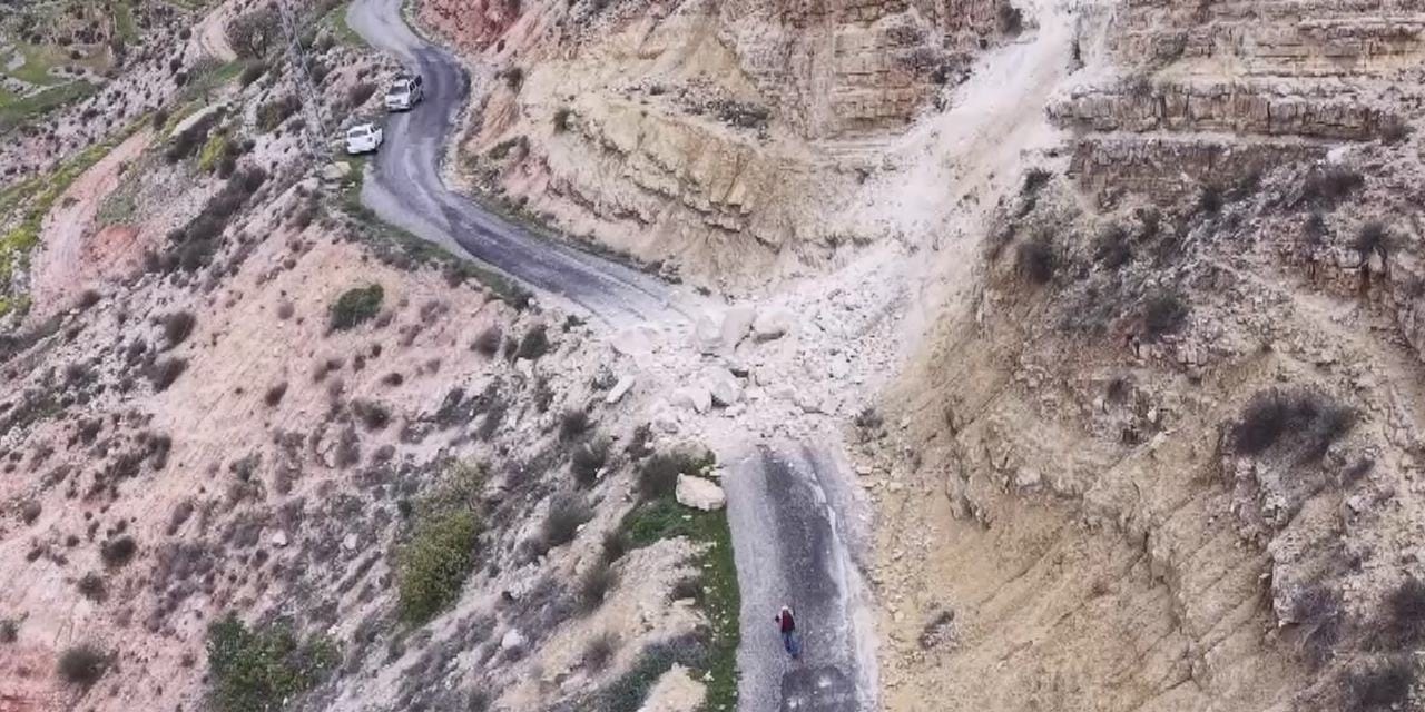 Batman'da heyelan: Dev kaya parçaları köy yolunu ulaşıma kapattı