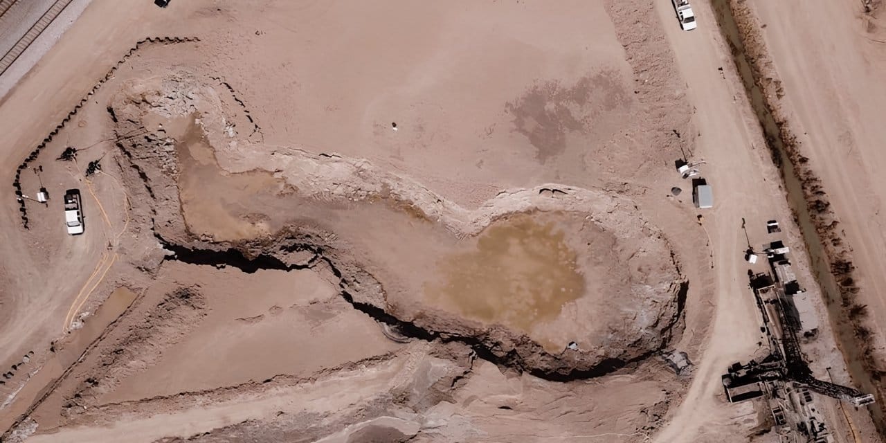 Ayda 3 metre ilerliyor, önüne geçilemiyor: Demiryolunu sildi, karayolunu kapattı