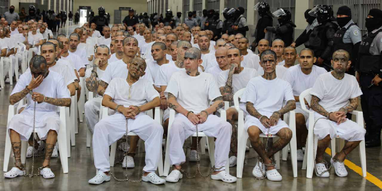 Yüzleri dövme ile kaplı! El Salvador'u kana bulayan çete hakim karşısına böyle çıktı