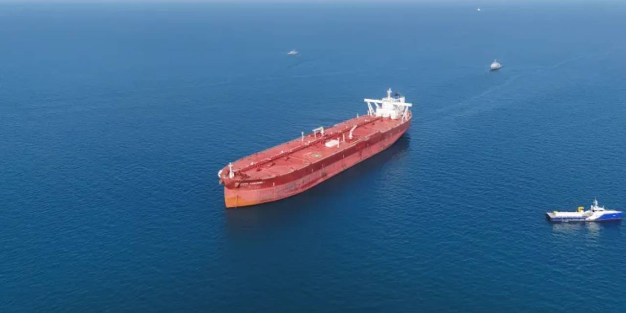 Hürmüz’de abluka delindi! Yaptırım listesindeki tanker sessizce geçti