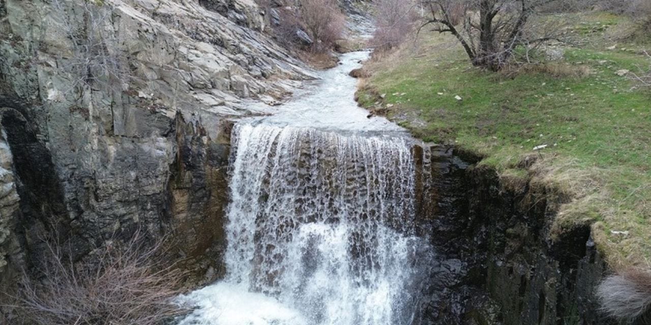10 yıldır damla akmıyordu: Şelale yeniden gürül gürül akmaya başladı