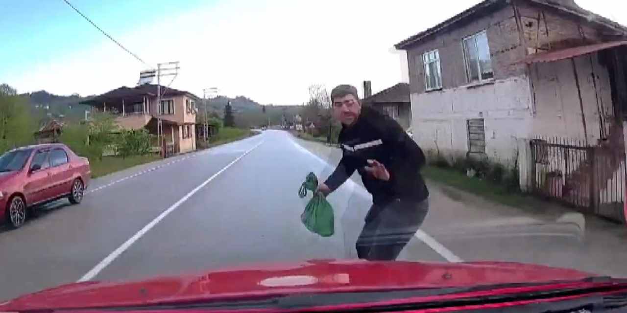 Otomobilin çarptığı adam felaketi yaşadı