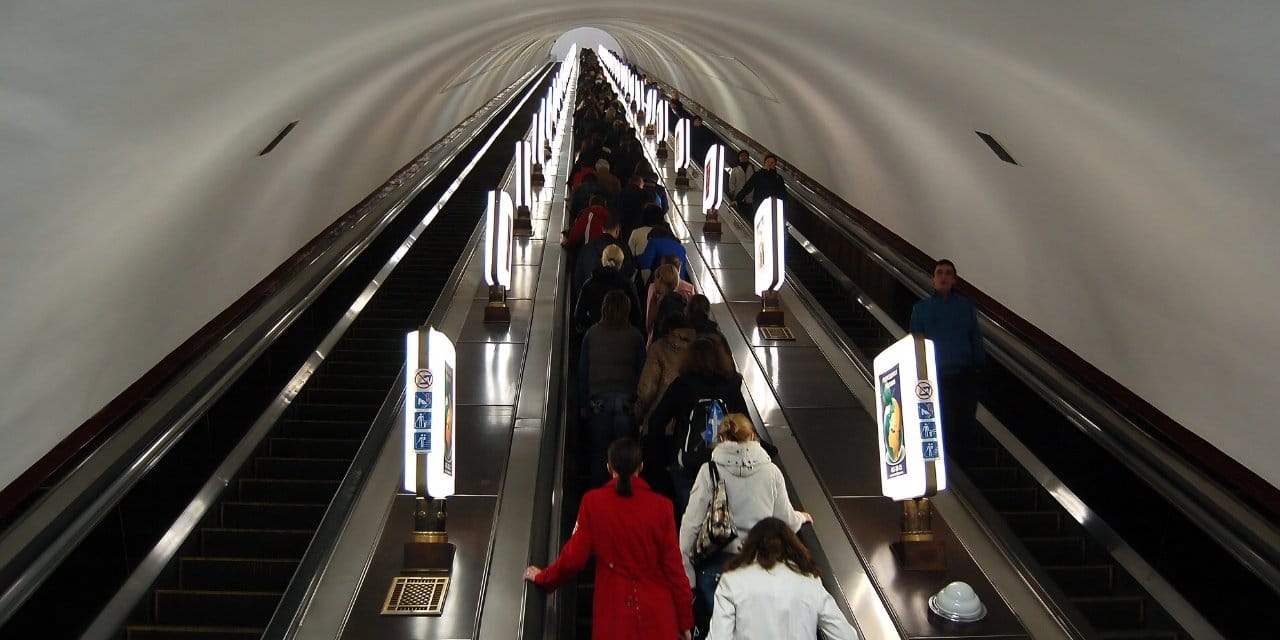 35 katlı bina derinliğinde: Metroya binmek için dakikalarca iniş yapıyorlar