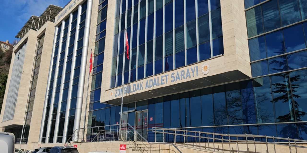 Banyo duvarını deldi: 'Yılan kamera' ile komşusu ve kızlarını kayda aldı!