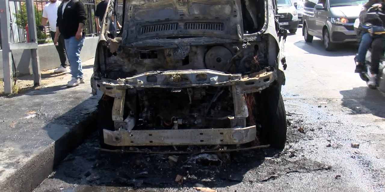 Üç dakika içinde araç tamamen yandı! Şoför son anda araçtan indi