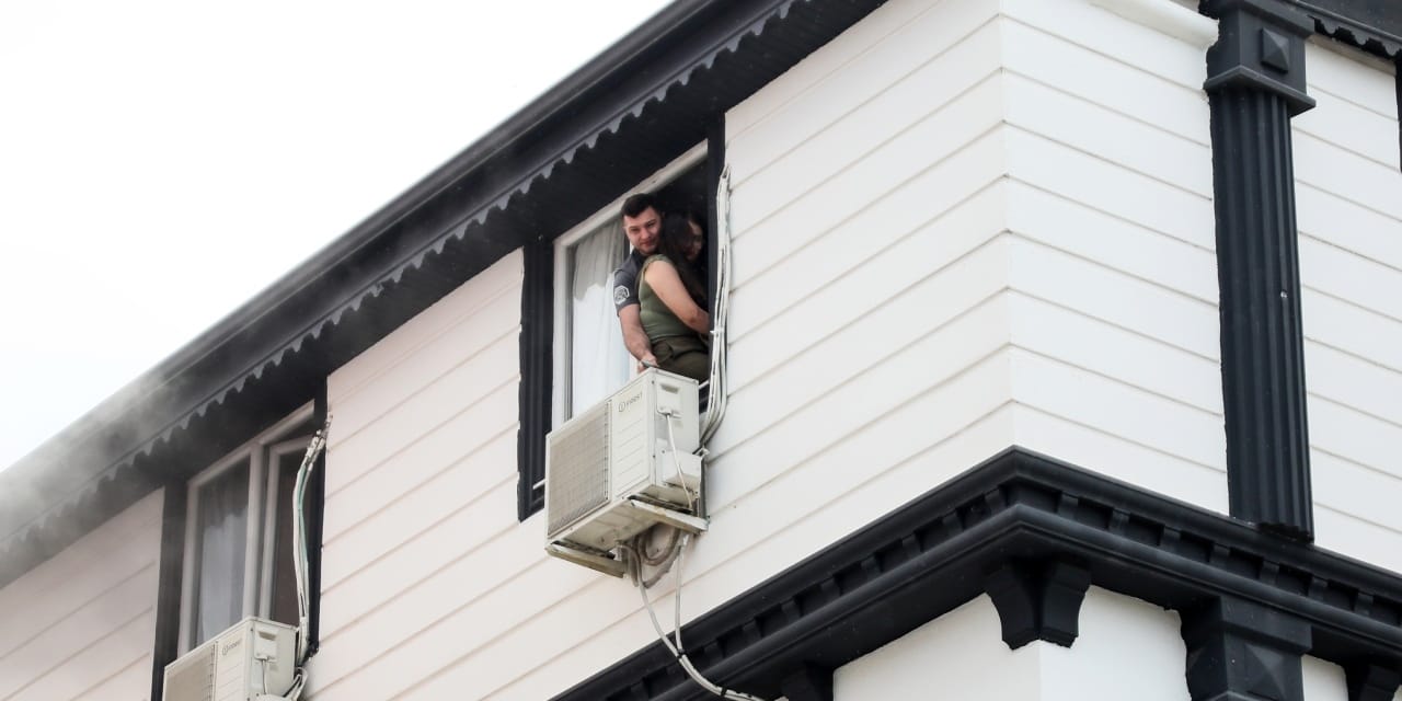 Apart otelde yangın paniği: İtfaiyeciler mahsur kalanlar için seferber oldu