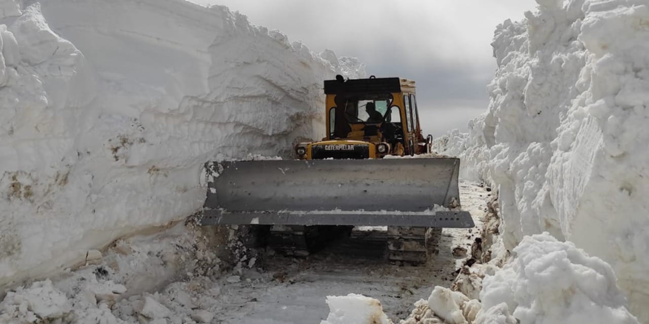 Şırnak’ta günler süren mesai bitti: 5 metrelik kar aşıldı