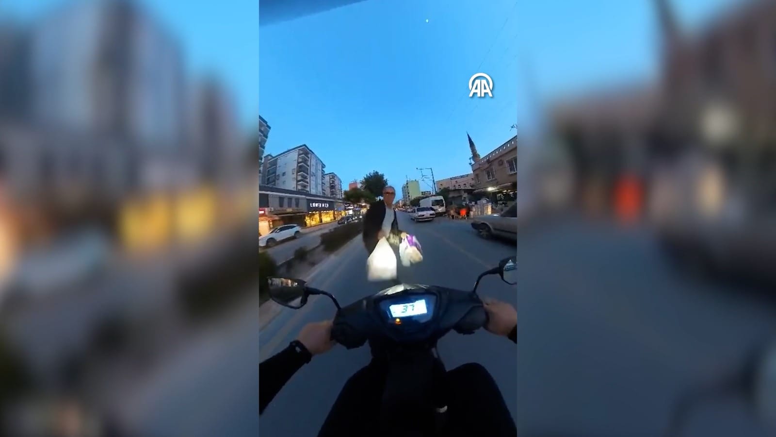 Motosikletin çarptığı yaya yola savruldu: O anlar kamerada