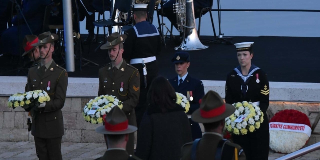 Çanakkale Kara Savaşları'nın 111.yıl dönümünde Anzaklar 'Şafak Ayini' ile anıldı