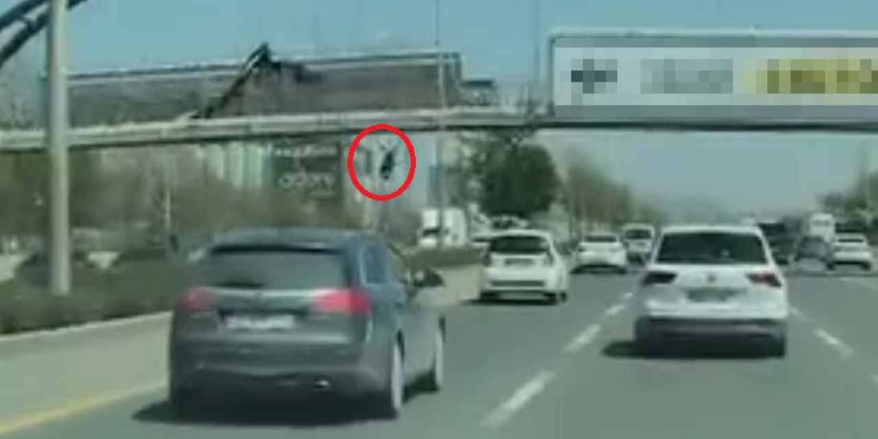 Afiş asarken üst geçitten düştü: Arabanın altında kalarak hayatını kaybetti