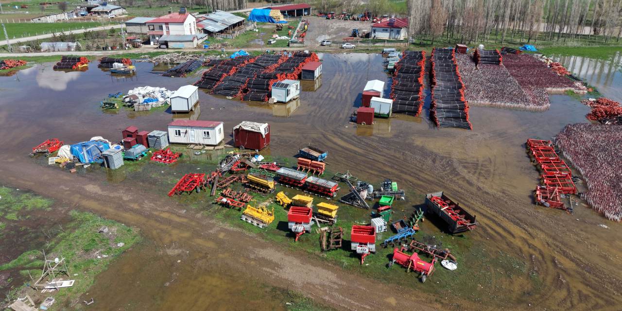 Sivas'ta meralar sular altında! Fazlalık Kızılırmak'a tahliye ediliyor