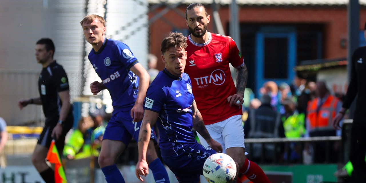 Taraftarlar şampiyonluk kutlaması için sahaya girdi: 8 dakika sonra şampiyon değişti