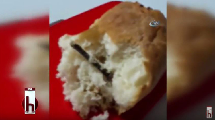 İzmir'de akılalmaz olay! Marketteki ekmekten çivi çıktı, dişini kırdı