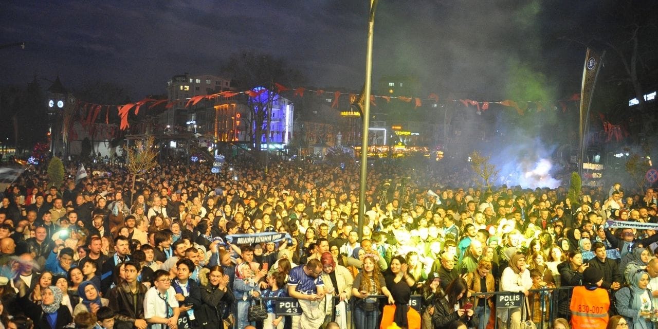 Kütahya Kütahya olalı böylesini görmedi: Binlerce kişi sokakta sabahladı