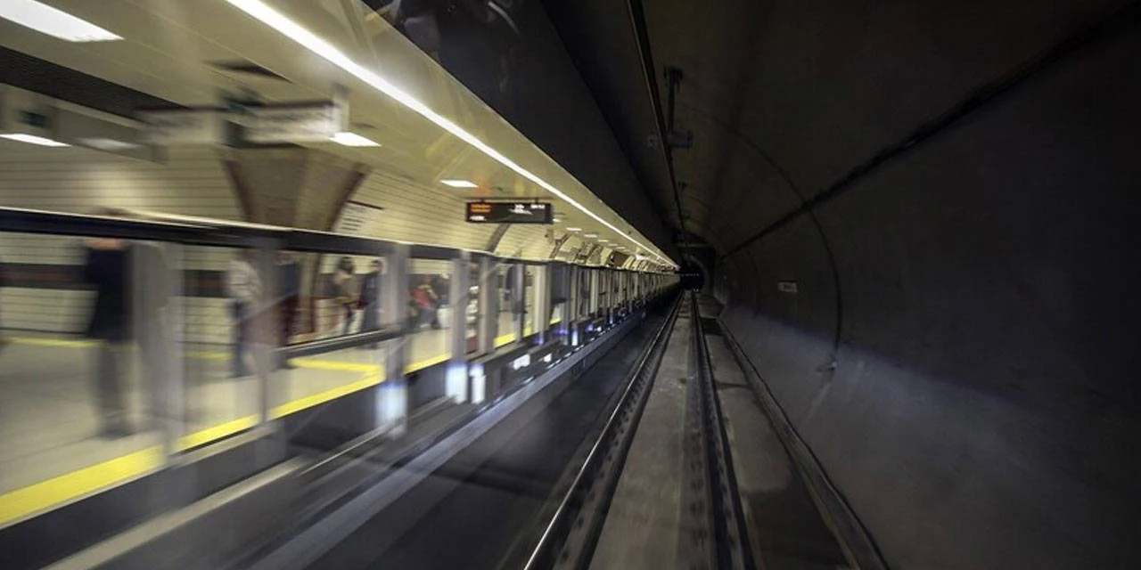 İstanbul'da yer altı suları raylara hasar verdi! Bazı metro durakları kapatıldı