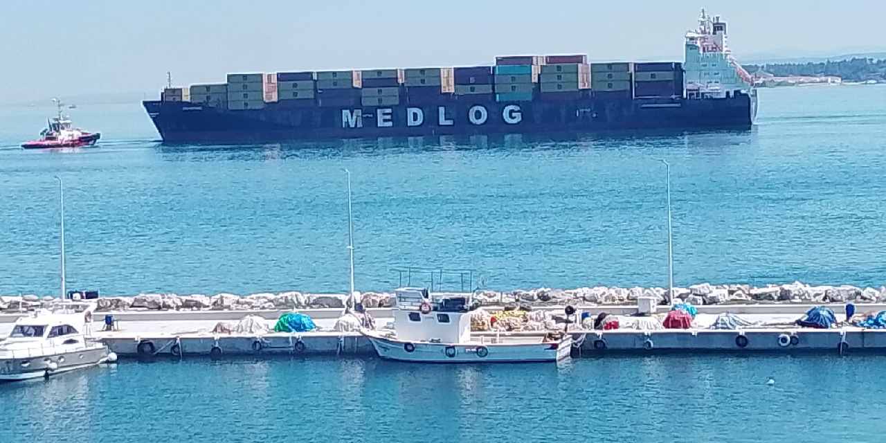 Çanakkale Boğazı'nda arızalanan gemi güvenli bölgeye demirletildi