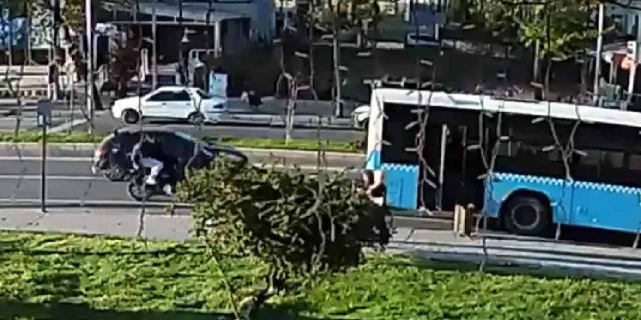 Motosiklet durakta bekleyen otobüse çarptı: Kazanın görüntüleri ortaya çıktı