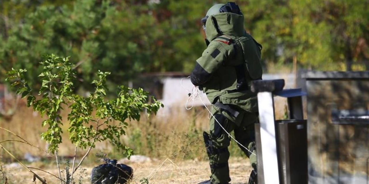 Mersin'de el bombası alarmı: Arazisini sürerken farketti