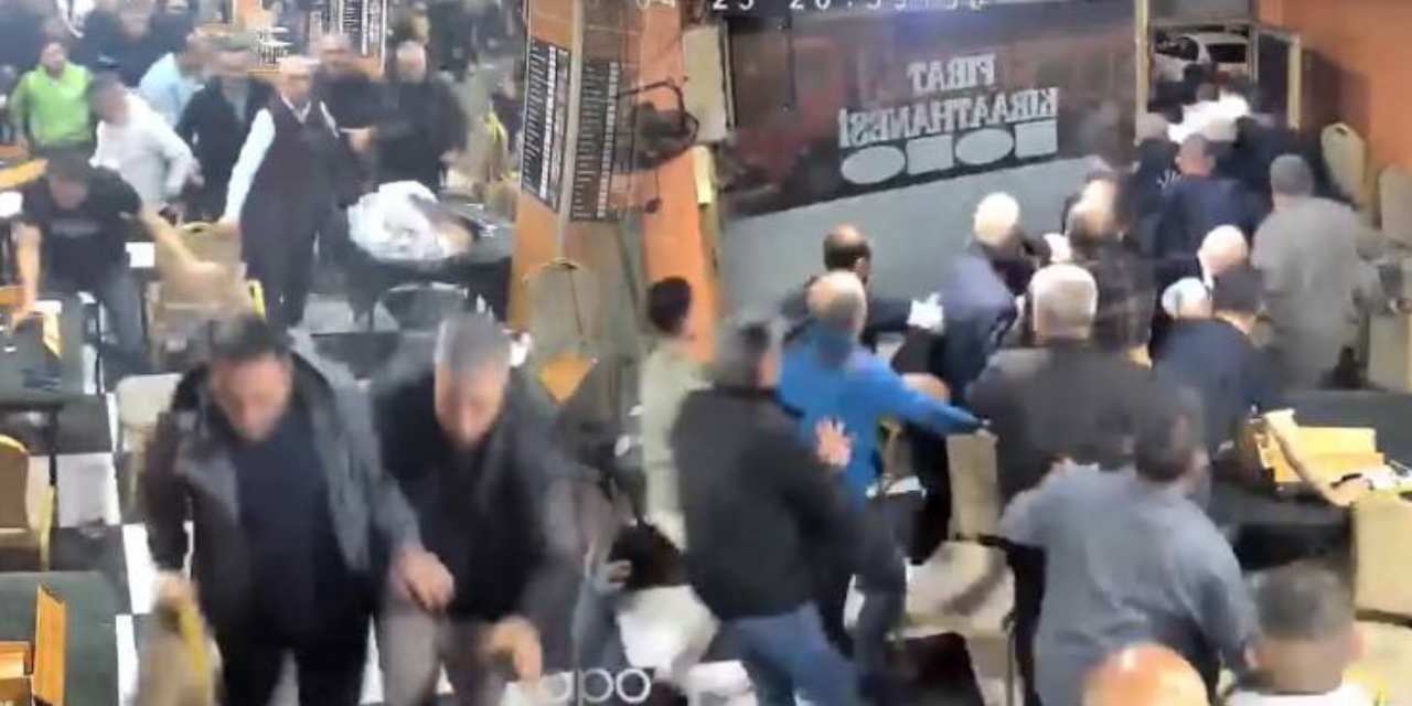 Trafik magandası vatandaşın yüreğini ağzına getirdi! Deprem sanıp kaçtılar