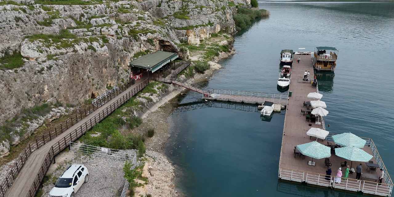 Fırat Nehri'nin kıyısında yer alıyor: 2 bin yıllık mağaraları yakından görüyorlar