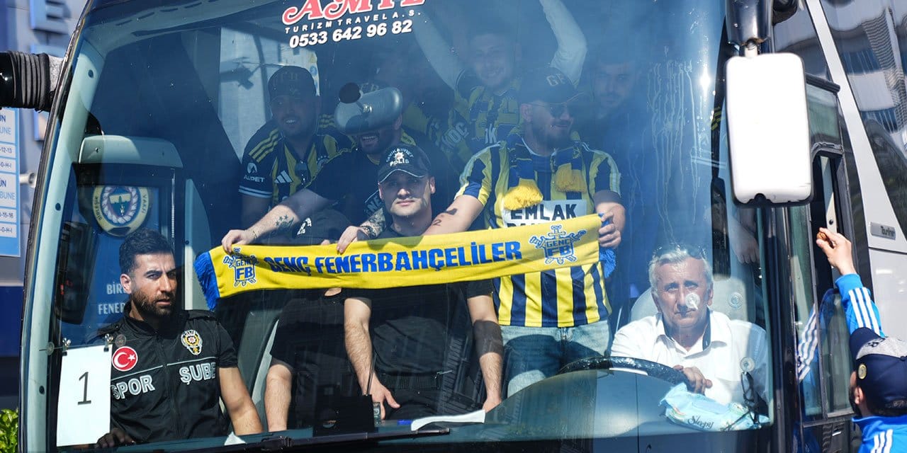 Fenerbahçe taraftarını meşalelerle gönderdiler