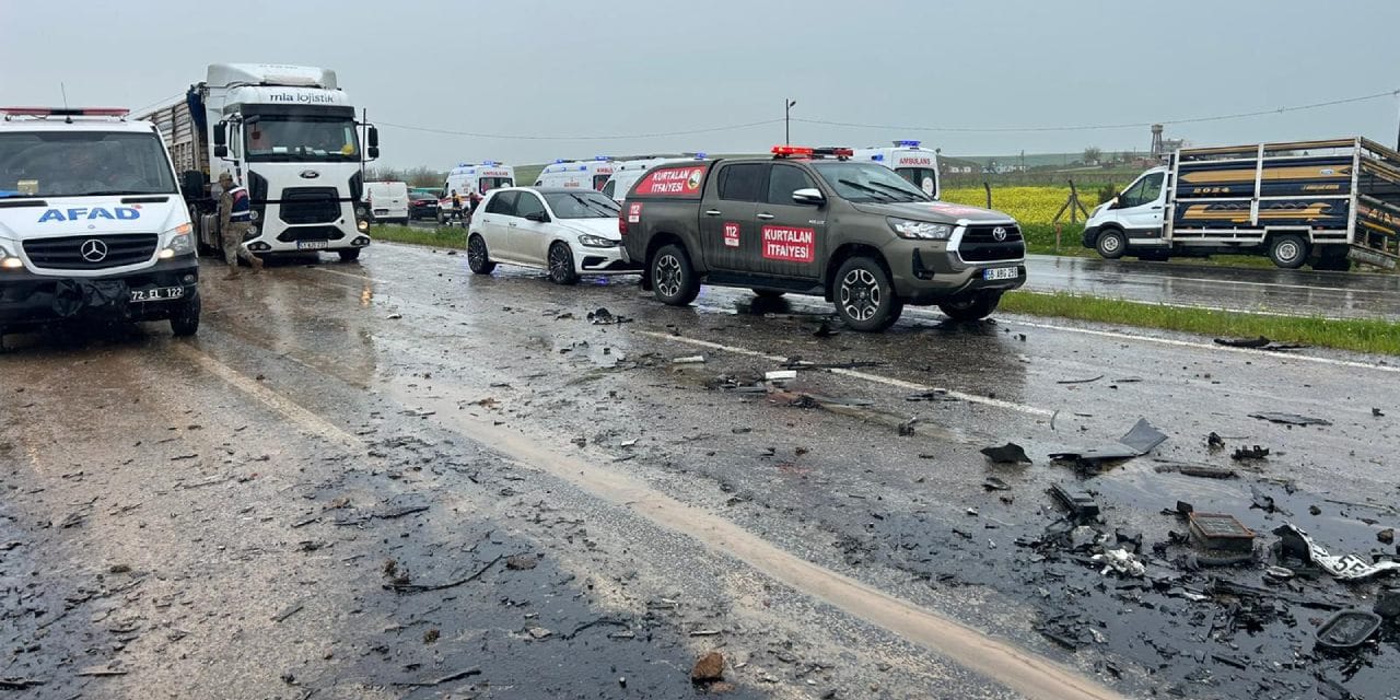 Siirt'te can pazarı! Koyun yüklü kamyonet ile otomobil çarpıştı