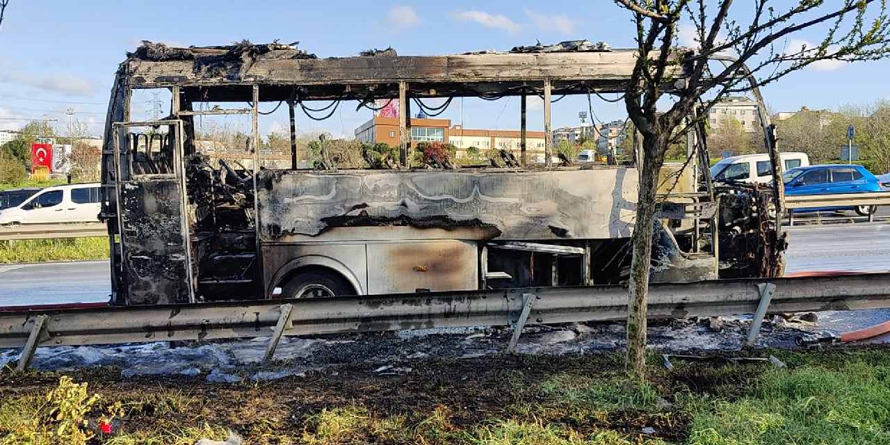 Servis midibüsü alev alev yandı: Geriye demir yığını kaldı
