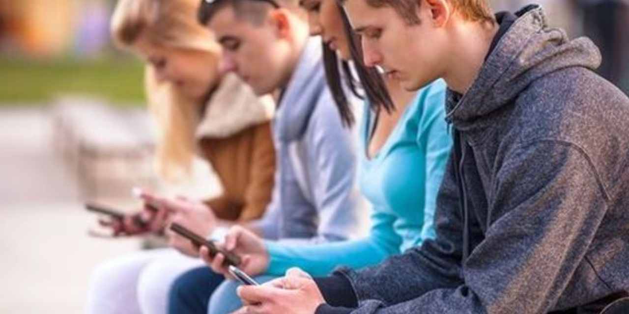 Dijital çağın sinsi salgını: Telefon başında boynunuza 27 kilo yük biniyor!