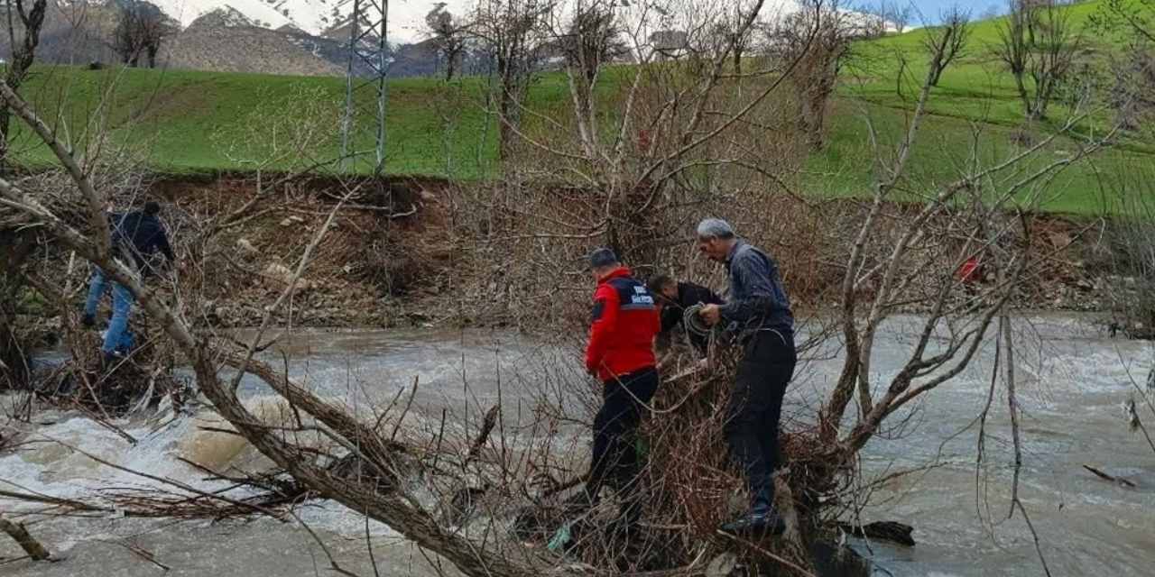 Hakkari'de dereye düşen Osman için arama çalışmaları ikinci gününde