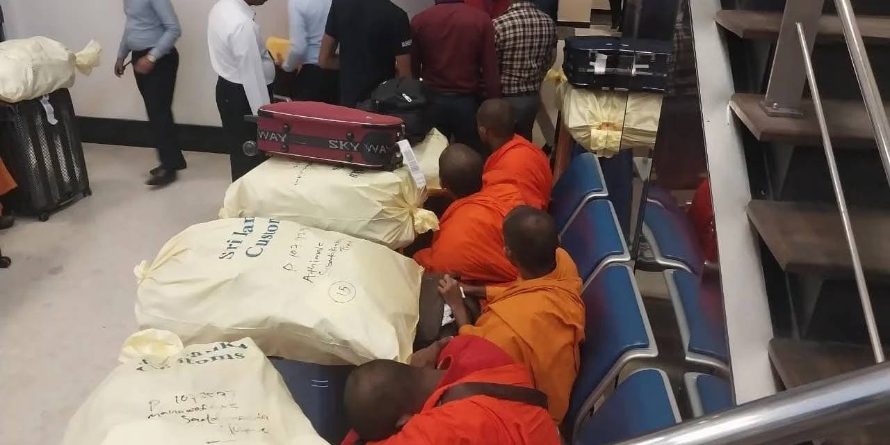 Genç rahipler havalimanında yakalandı! 110 kilo uyuşturucu taşımışlar