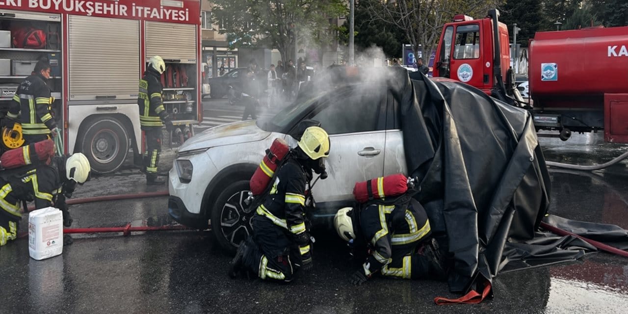 Seyir halindeki araç alev aldı! İtfaiye battaniyeyle söndürdü