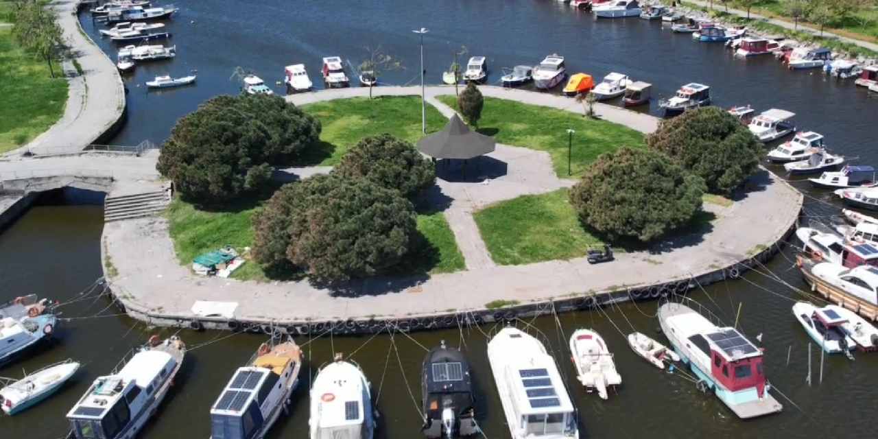 İstanbul’da derenin rengi kahverengiye döndü