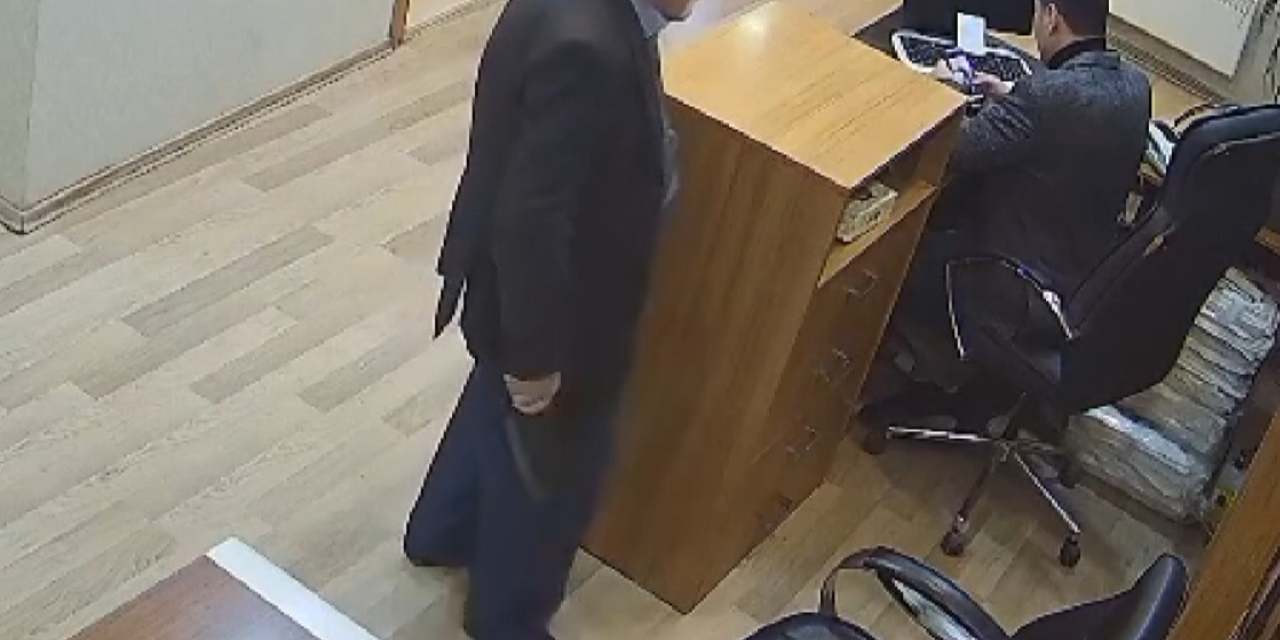 Belediye binasında satırlı dehşet! Ceketinin cebinden çıkartıp sekreterin kafasına indirdi